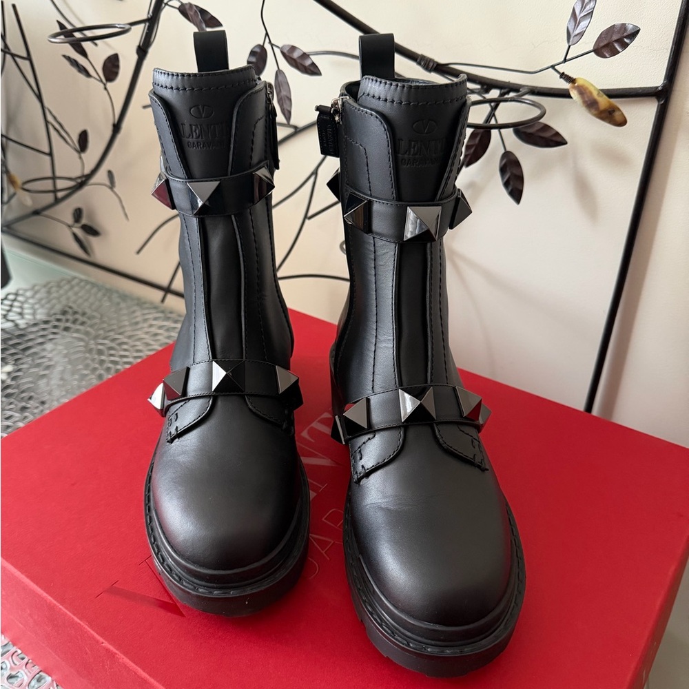 Valentino Garavani Roman Rockstud Black Leather Combat Boots size 37 US 7 NIB - Picture 14 of 16